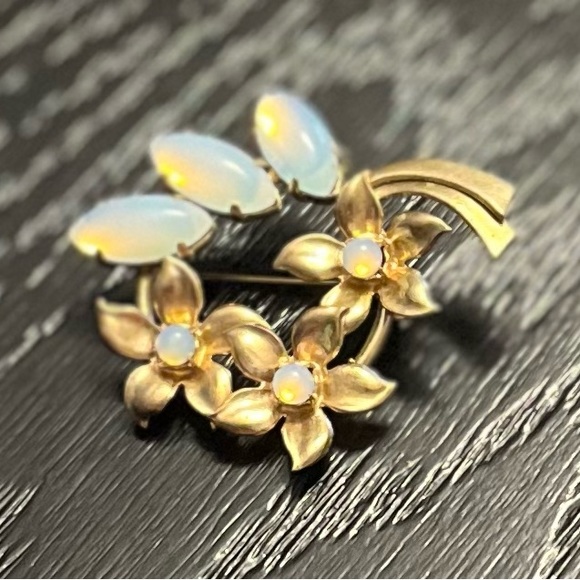 Vintage Opaline Flower Brooch - Picture 3 of 3
